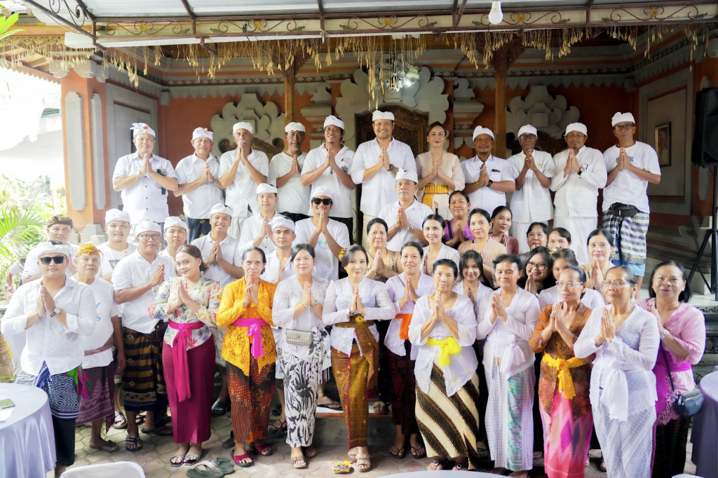 Wabup. Bagus Alit Sucipta Sembahyang di Pura Dalem Majapahit lan Merajan Tangkas Kori Agung Kedonganan